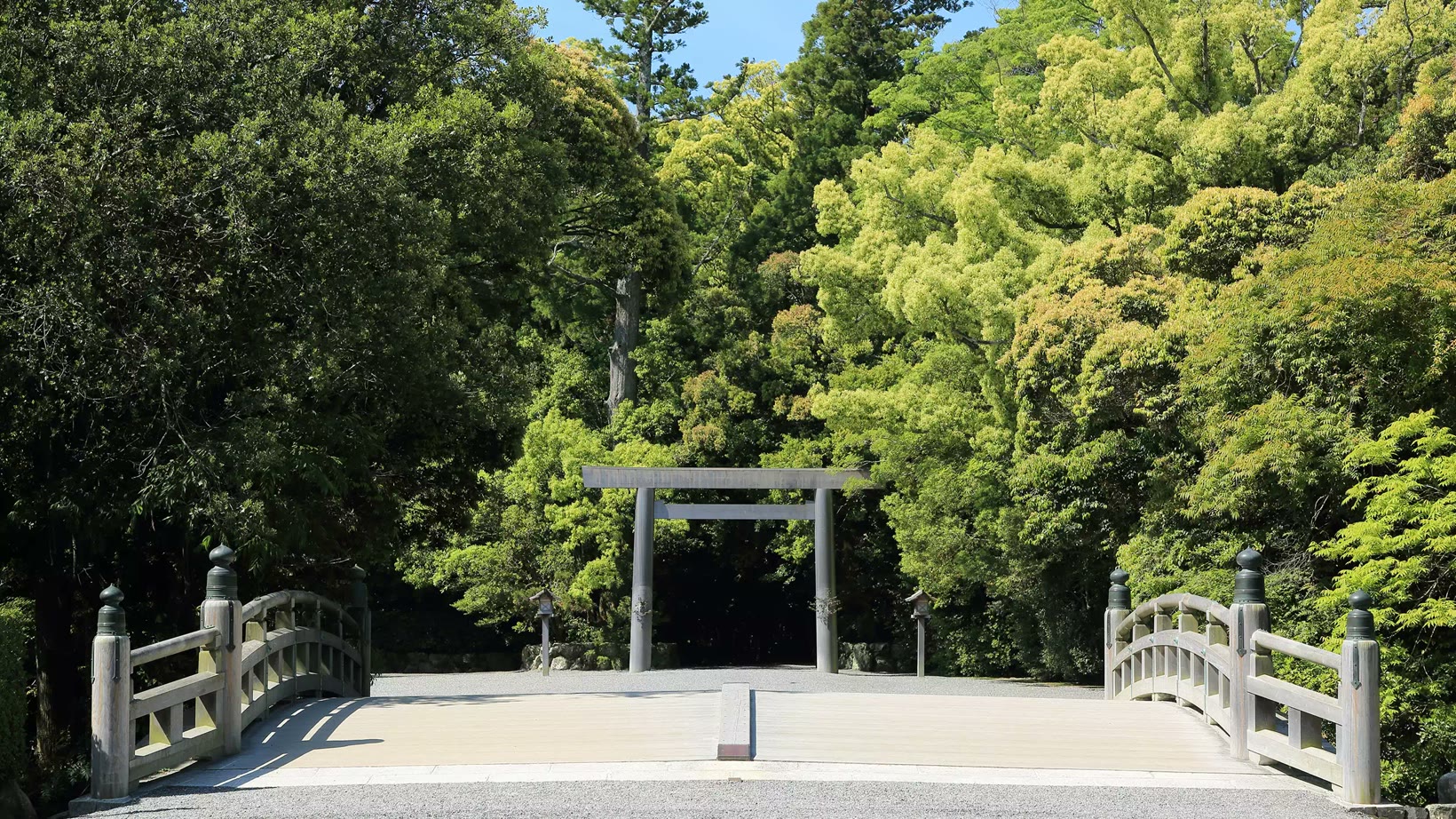 穿過鳥居的外宮正殿